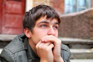 adolescente triste por que va mal en los estudios