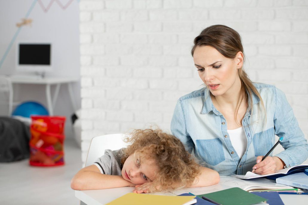 madre enfadada con niña que se distrae al her los deberes por tener TDAH