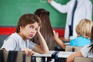 imagen de un niño distraido en clase por tener TDAH