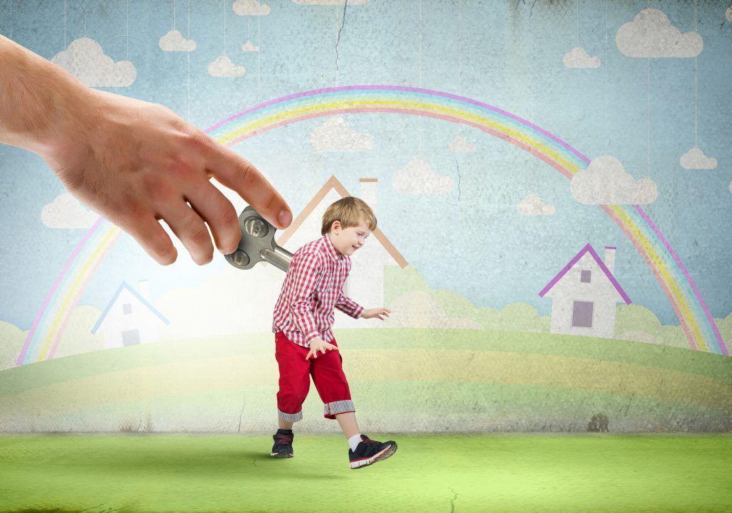 imagen de un niño que muestra una mano que le da cuerda indicando de que no puede estar quieto. El TDAH en niños produce esta dificultad
