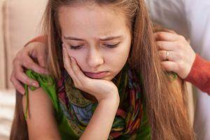niña con TDAH triste debido a sus fracasos escolares
