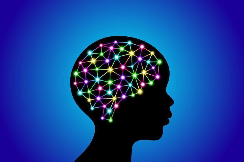imagen de un Cerebro infantil con conexiones neuronales de colores, símbolo de juegos infantiles que potencian la inteligencia en niños