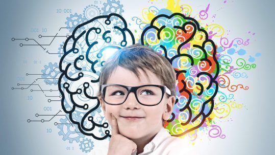 Niño feliz disfrutando de juegos infantiles para desarrollar la inteligencia: El niño se divierte mientras participa en juegos diseñados para estimular su inteligencia y potencial cognitivo