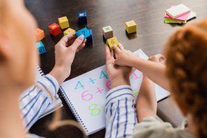 niños trabajando con dados para mejorar el calculo mental en su vuelta al colegio