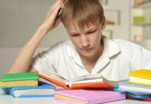 niño leyendo y preparando las tareas del colegio
