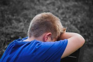 niño triste por estar castigado