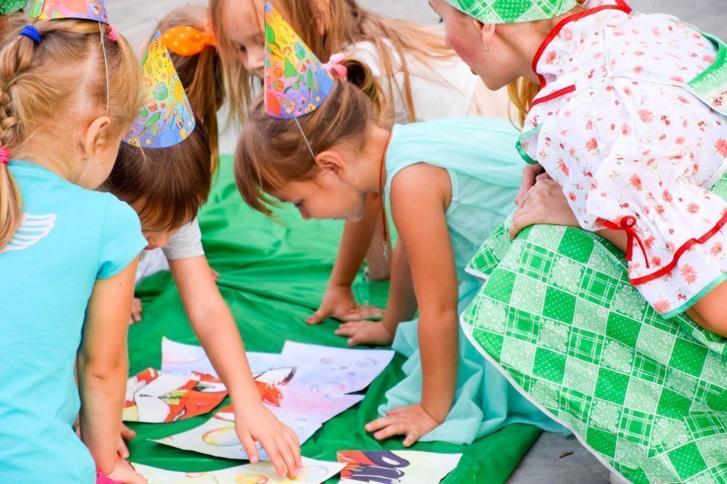 Niños de educación infantil seleccionando sus propios dibujos, fomentando la comprensión lectora creativa