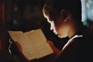 niño mejora su comprensión lectora con un libro
