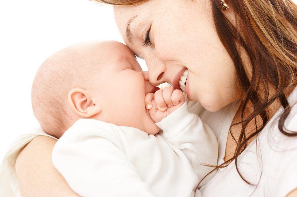 madre con su bebé sin trastornos del lenguaje en brazos