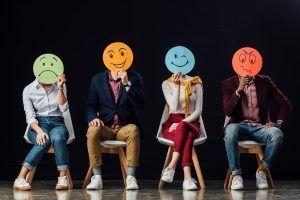 personas con mascaras de emociones