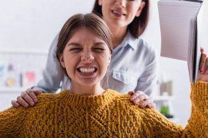 niña muy enfadada. No controla emociones por falta de habilidades sociales