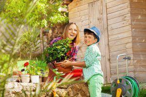 madre e hijo plantando flores