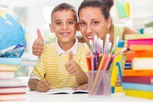 Madre y hijo sonriendo mientras aplican técnicas de estudio