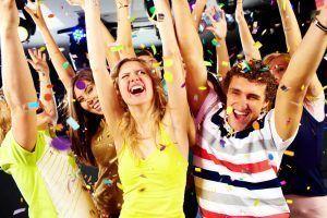 grupo de adolescentes felices, con gran autoestima, celebrando una fiesta