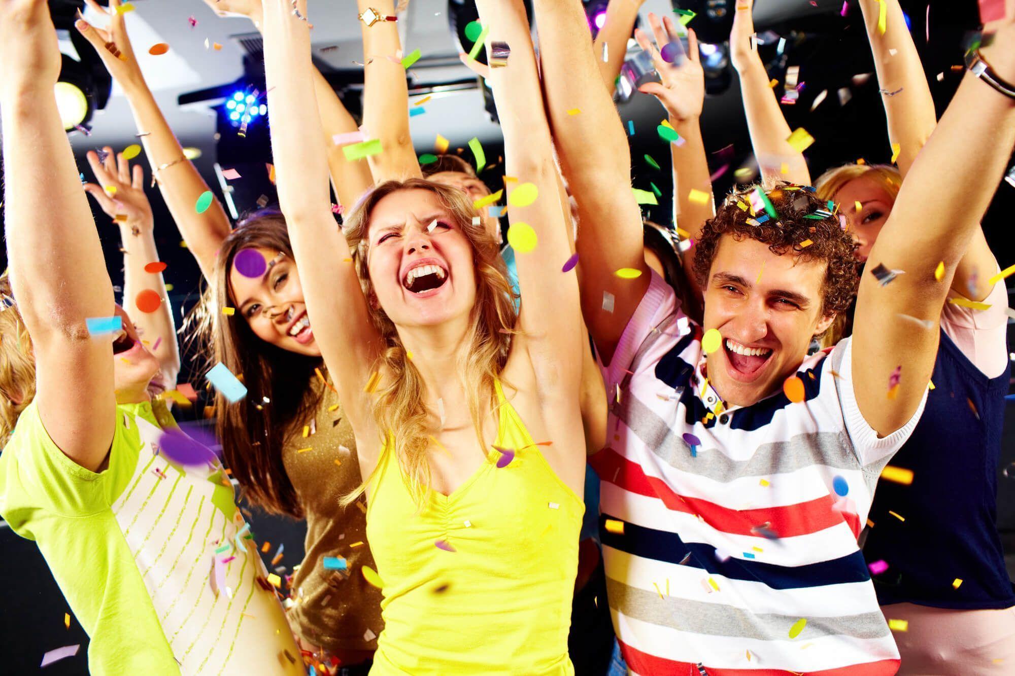 grupo de adolescentes felices, con gran autoestima, celebrando una fiesta