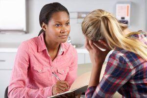 dos chicas practicando la escucha activa como estrategia para fortalecer la autoestima en el adolescente